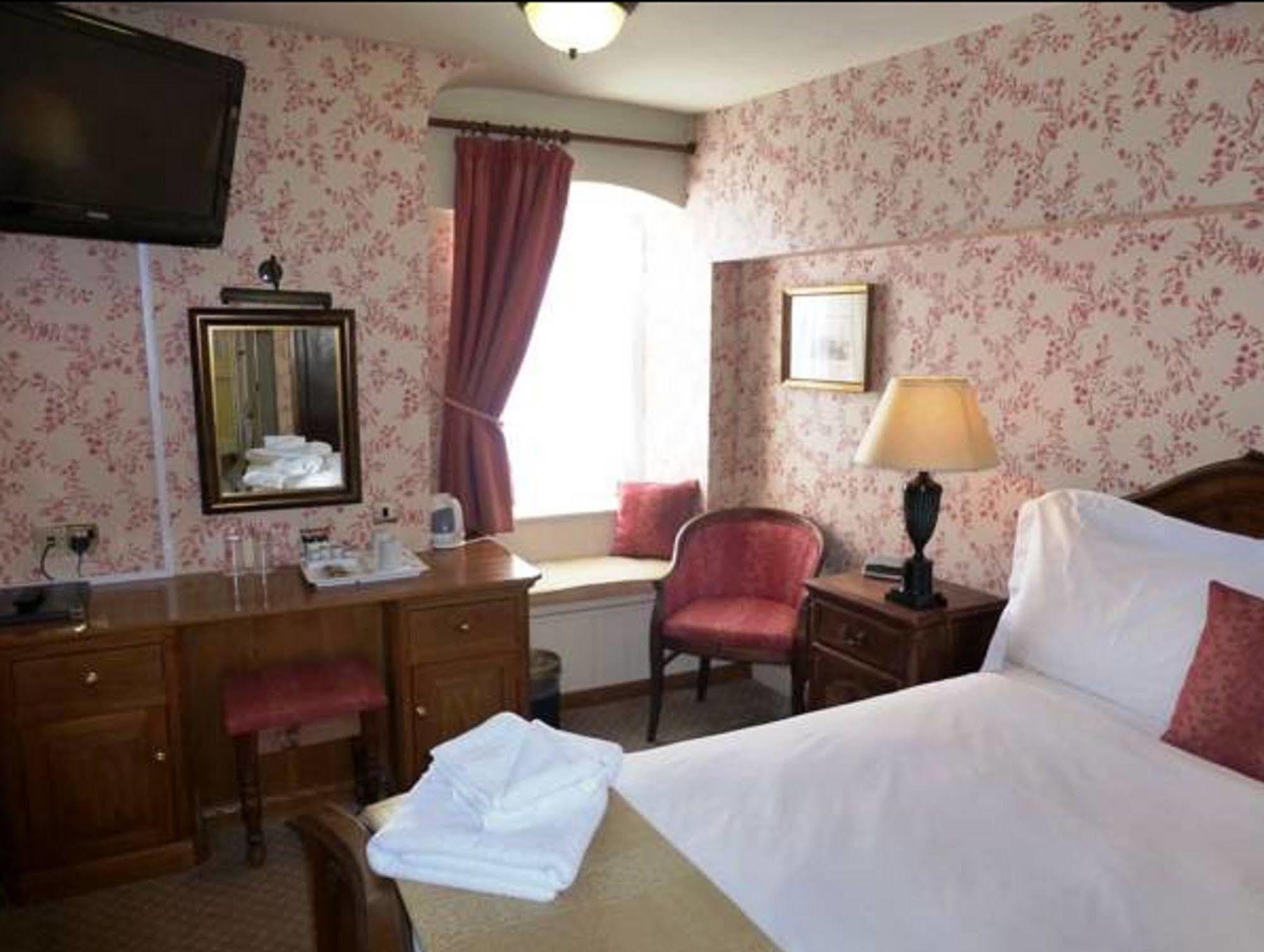 The Bear Hotel Devizes Zewnętrze zdjęcie